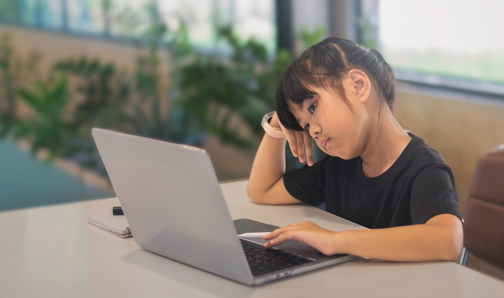 why schools are limiting screen time